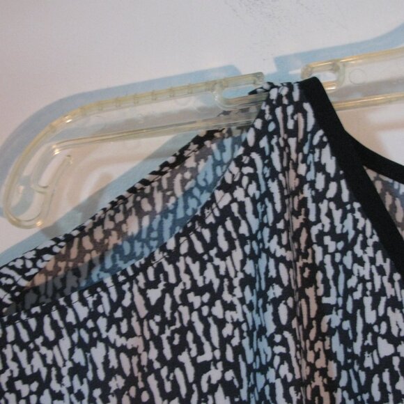 Express Blouse Medium Black & White Abstract Cold Shoulder Silky Lightweight EUC - Picture 3 of 4